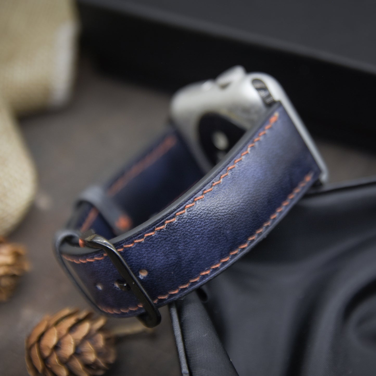 Dây đồng hồ Apple Watch làm thủ công từ da bò Vegetable Tanned của Ý - Lựa chọn màu khóa