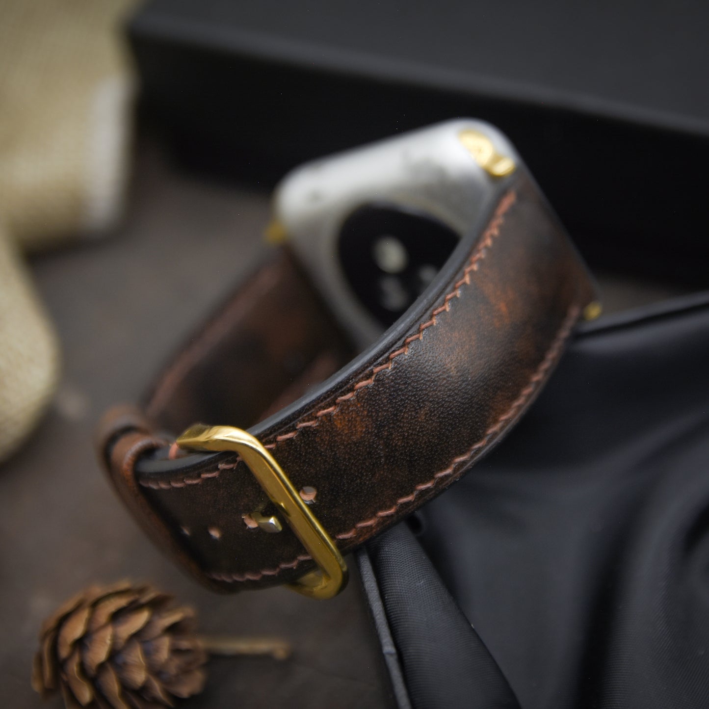 Dây đồng hồ Apple Watch làm thủ công từ da bò Vegetable Tanned của Ý - Lựa chọn màu khóa