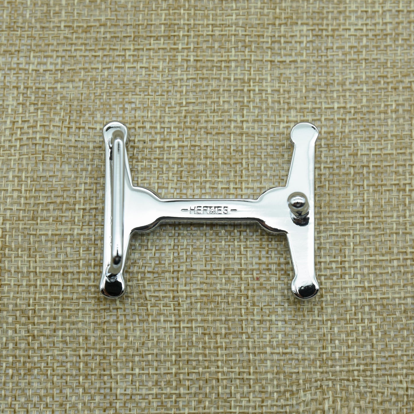 Mặt thắt lưng mạ bạc, chữ H