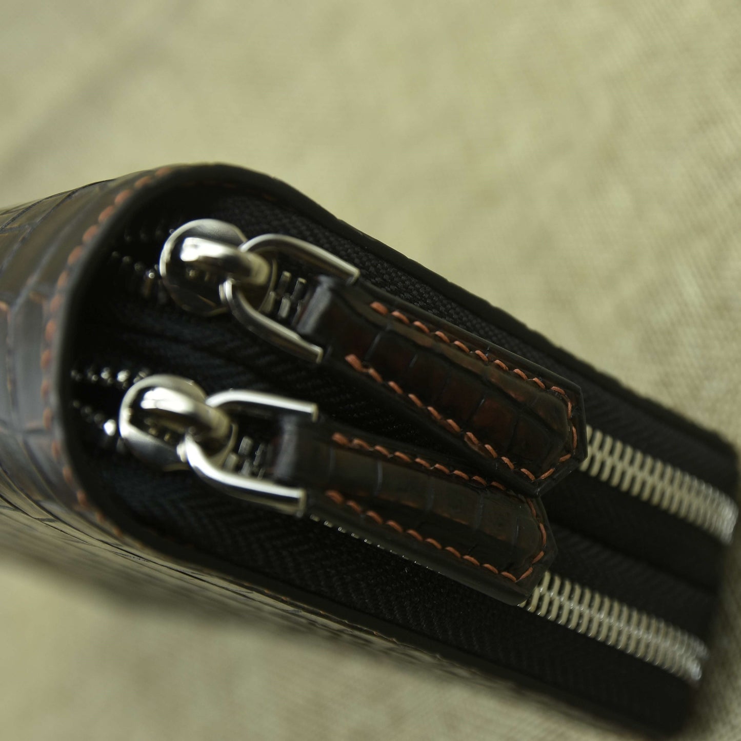 Clutch nam da cá sấu