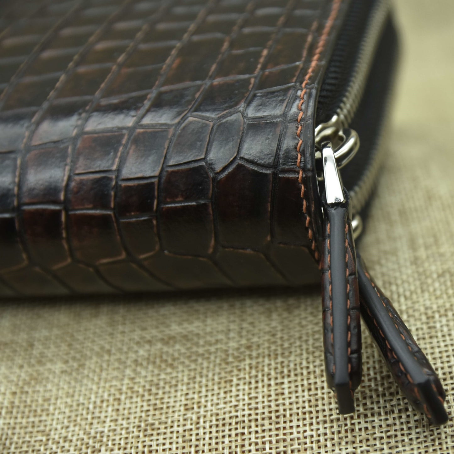 Clutch nam da cá sấu