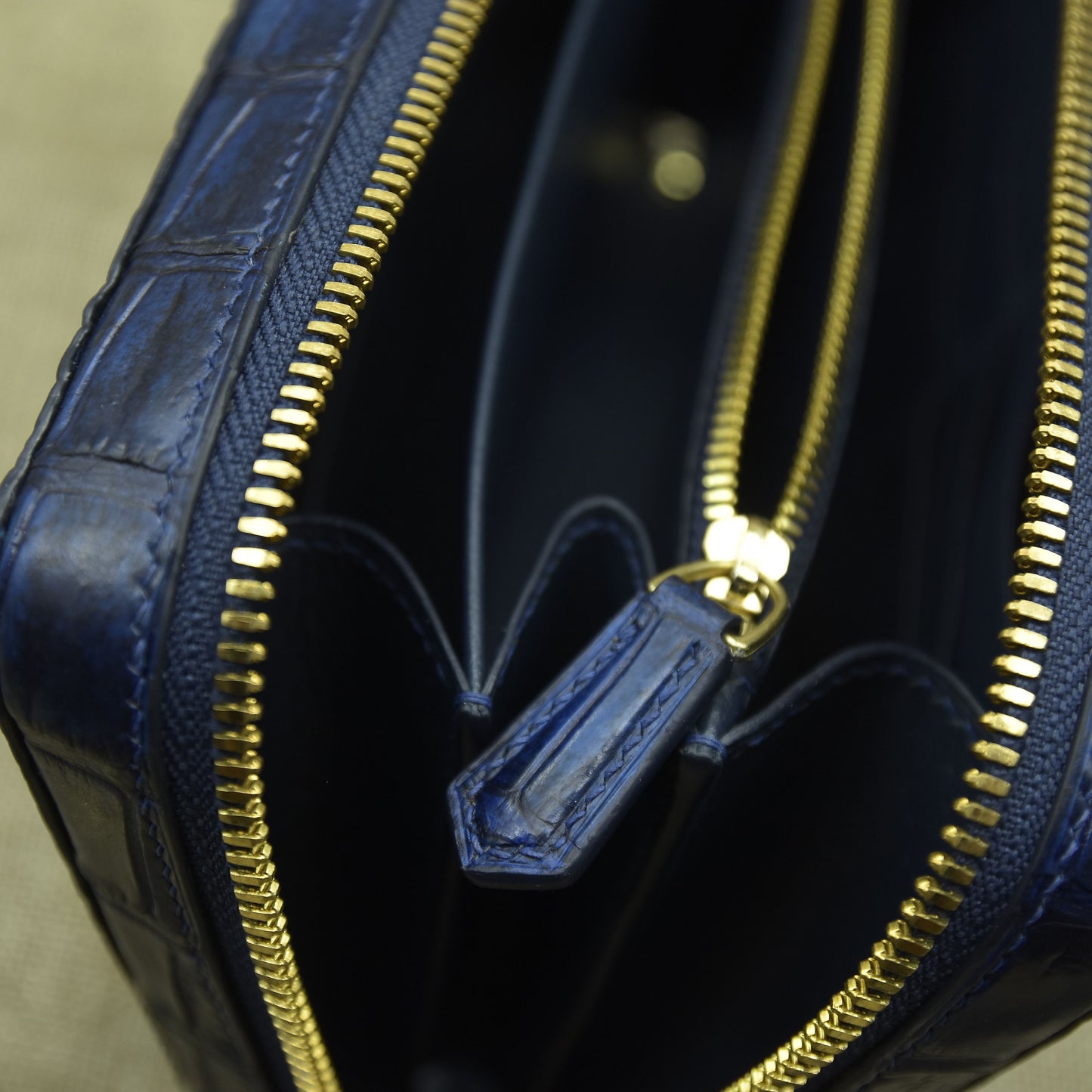 Clutch nam da cá sấu